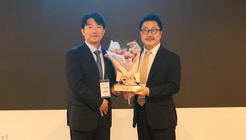 김학건 신임회장과 신지웅 전임회장 이취임식
